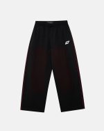 Pantalones Savage lavados, negros y rojos.