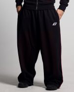 Pantalones Savage lavados, negros y rojos.