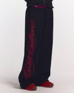 PANTALONES DEPORTIVOS NEGROS CON SCRIPT