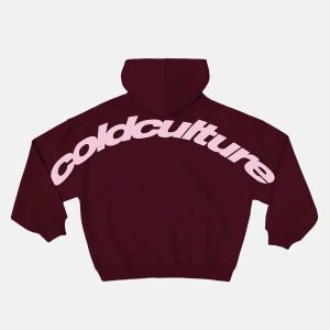 Sudadera con capucha curvada color rojo vino