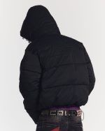 Chaqueta acolchada negra para uso diario.