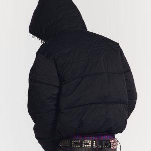 Chaqueta acolchada negra para uso diario.