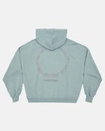 SUDADERA CON CAPUCHA AZUL AHUMADA DEL EQUIPO DE FILMACIÓN