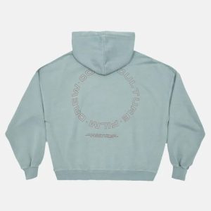 SUDADERA CON CAPUCHA AZUL AHUMADA DEL EQUIPO DE FILMACIÓN